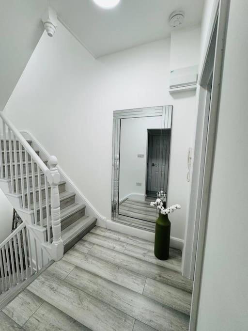 Stylish Two-Story London Retreat Apartment Екстериор снимка